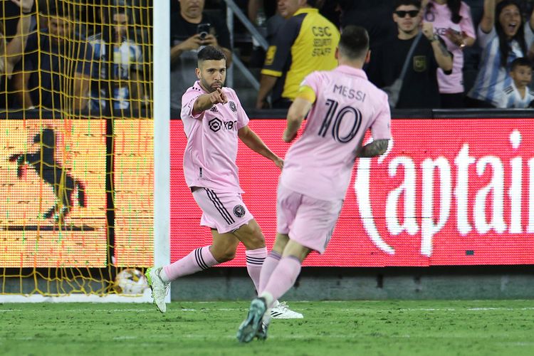 Pemain Inter Miami Jordi Alba merayakan gol dengan Lionel Messi setelah mencetak gol di babak kedua dalam pertandingan antara Inter Miami vs Los Angeles Football Club di BMO Stadium pada 03 September 2023 di Los Angeles, California.