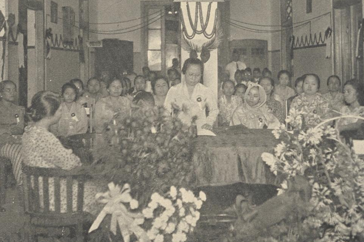 Kongres kedua Perikatan Perkumpulan Istri Indonesia (PPII) di Surabaya pada 13-18 Desember 1930.