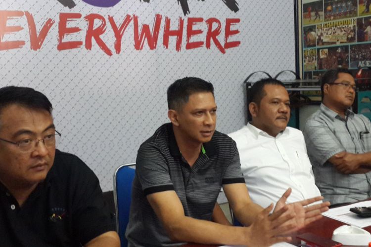 Chief Executive Officer (CEO) Arema FC, Iwan Budianto (dua dari kiri) dalam konferensi pers di Kantor Arema FC, Kamis (19/4/2018).