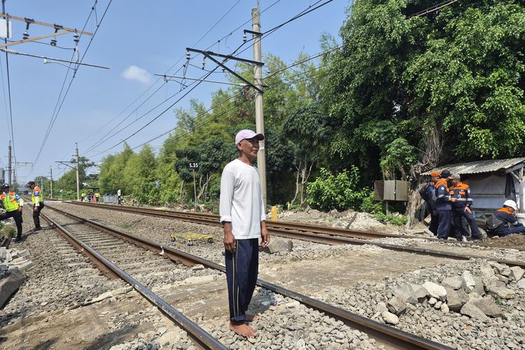 Sepotong Doa di Atas Bantalan Rel: Kisah Pak Said yang Tergusur demi Keselamatan Bersama