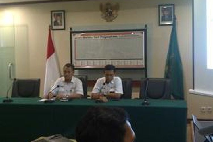 Direktur Utama PT KCJ, Tri Handoyo, dan Direktur Komersil PT KCJ, Makmur Syaheran, dalam jumpa pers penerapan Tiket Harian Berjaminan untuk menggantikan Kartu Single Trip. Tiket Harian Berjaminan tersebut akan mulai diluncurkan pada tanggal 20 Agustus 2013.