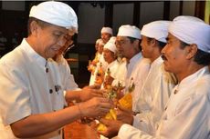 Demi Bali, Gubernur Beri Genta untuk Para Pemimpin Agama Hindu