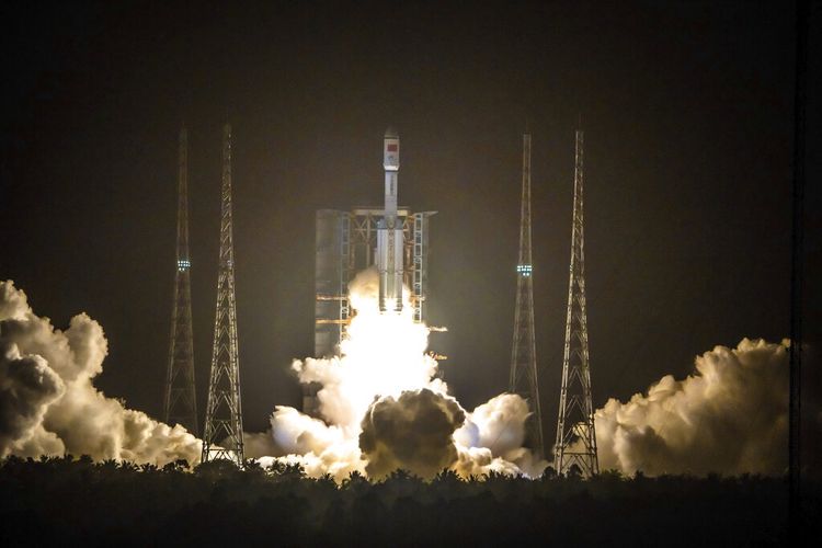 Roket Long March 7 yang membawa pesawat ruang angkasa Tianzhou-2 lepas landas dari Pusat Peluncuran Luar Angkasa Wenchang di Wenchang di Provinsi Hainan, Tiongkok selatan, Sabtu, 29 Mei 2021.