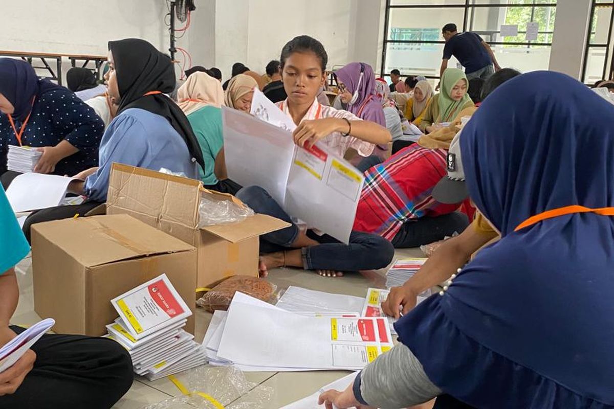 Petugas menyortir surat suara caleg DPR RI dapil 3 di GOR Kebon Jeruk, Jakarta Barat, Selasa (2/1/2024). 