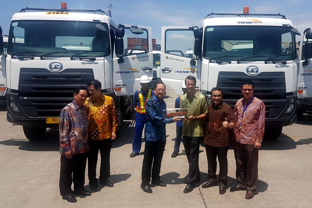 UD Trucks menyerahkan 20 unit truk pendukung usaha logistik kepada Puninar Logistics.