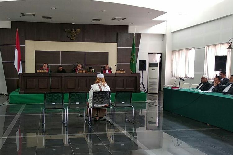 Bahar Bin Smith tengah membacakan pembelaan dalam sidang yang digelar di Kantor Dinas Perpustakaan dan Arsip Kota Bandung, Jawa Barat, Kamis (20/6/2019).