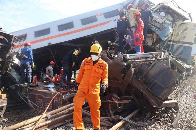 Tim Rescue Basarnas Bandung mengevakuasi penumpang korban kecelakaan dua kereta di Cicalengka, Bandung, Jawa Barat, Jumat (5/1/2024).