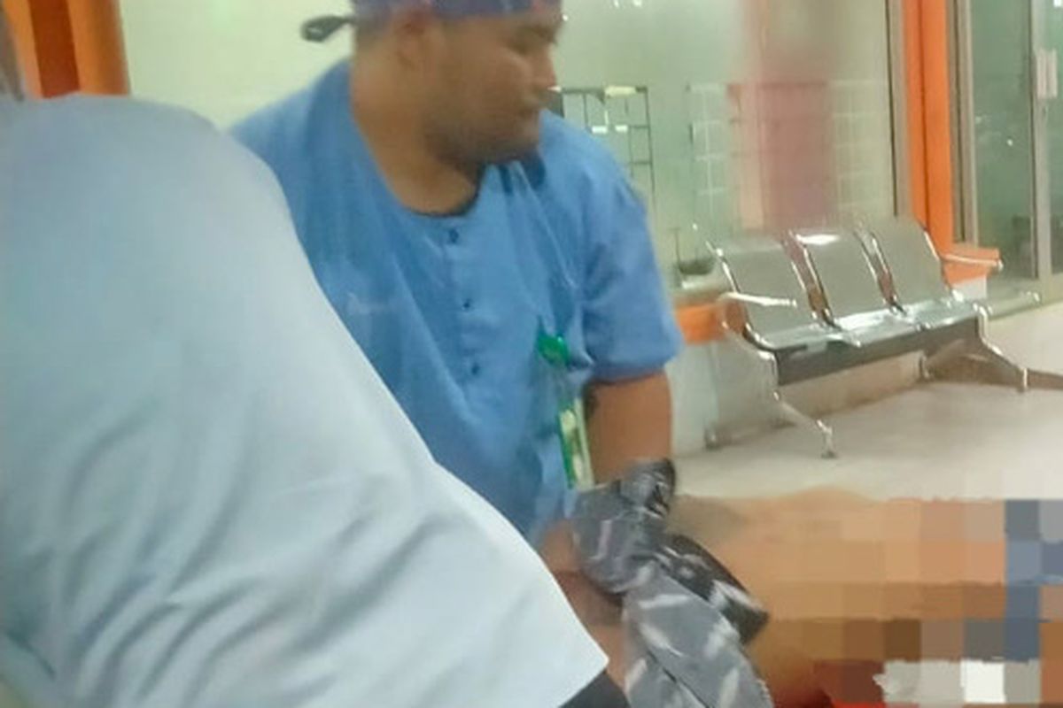 Seorang petugas medis tengan menangani pencuri motor di Jalan KH Agus Salim, Kelurahan Gapurosukolilo, Kecamatan/Kabupaten Gresik, Jawa Timur, saat dibawa ke rumah sakit, karena babak belur dihajar warga.