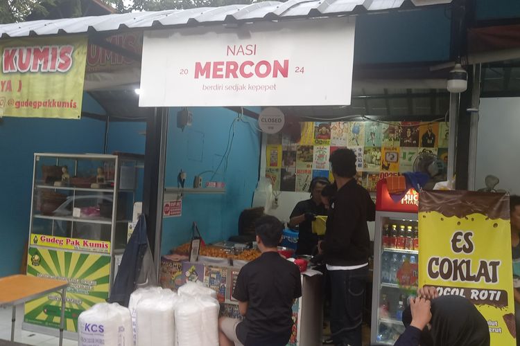 suasana persiapan membuka kedai nasi mercon Barito pada Rabu (15/5/2024).