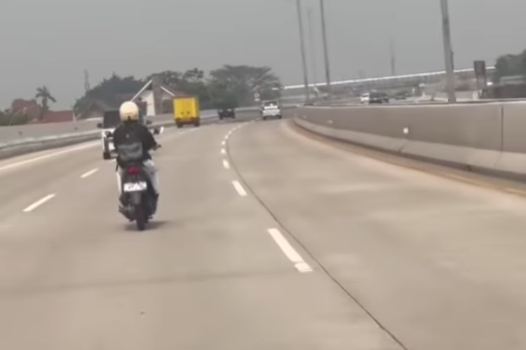 Pengendara motor masuk jalan tol ambil jalur tengah 