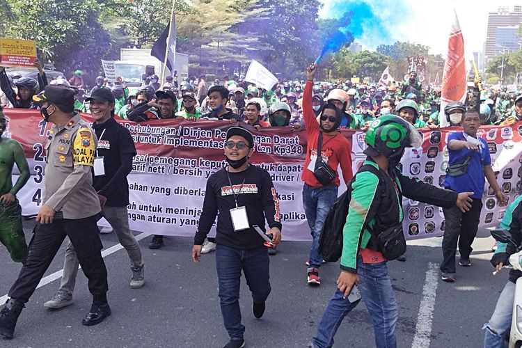 Massa Aksi dari Driver Ojol Saat Melakukan Ling March di jalan Ahmad Yani, Surabaya Jawa Timur, Kamis (24/3/2022)