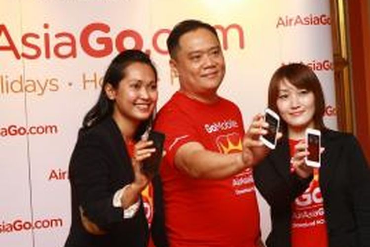 Peluncuran aplikasi AirAsiaGo oleh Puput D.Oktani, Representatif AirAsiaGo Indonesia, Darren Goh, GM AirAsiaGo dan Nao Kikuchi Representatif Product Team AirAsiaGo, Kmais (20/11/2014).