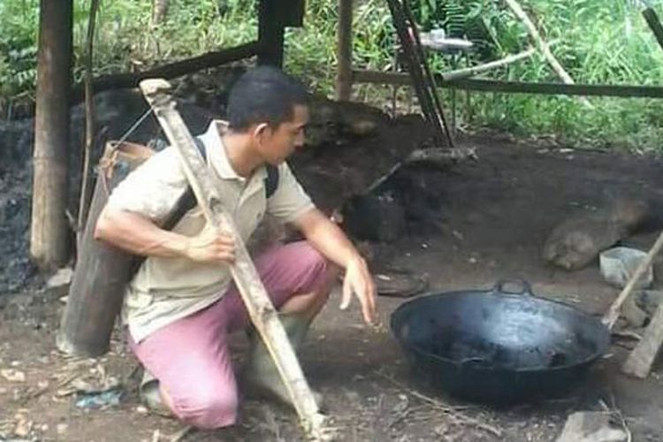 Kampung Lembah Tado, Desa Ranggu, Kecamatan Kuwus Barat, Kabupaten Manggarai Barat, Nusa Tenggara Timur, dikenal sebagai pusat kuliner kukih sobol dengan bahan baku ketela pohon. Selain kukih sobol, kampung ini terkenal dengan kokor gola yaitu mencetak gula merah. Foto diambil Kamis (17/1/2019).