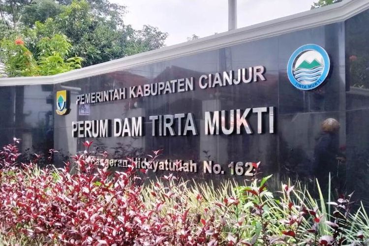 Lima pejabat PDAM Tirta Mukti Cianjur, Jawa Barat. melakukan perjalanan ke Eropa di tengah wabah cirus corona atau Covid-19 saat ini.