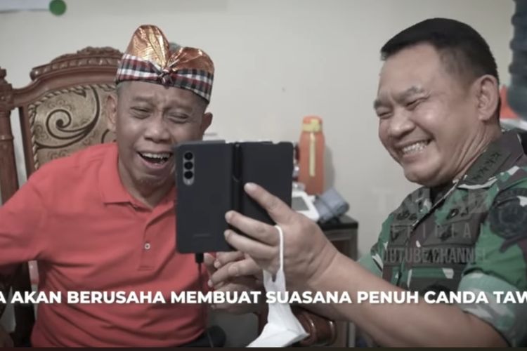 Kepala Staf Angkatan Darat (KSAD) Jenderal Dudung Abdurachman tampak menjenguk komedian Tukul Arwana.