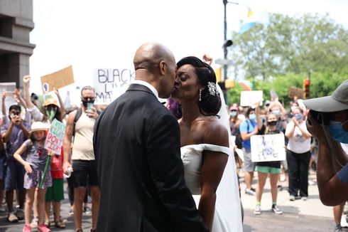 Pasangan Ini Rayakan Pernikahan Bersama Demonstran George Floyd