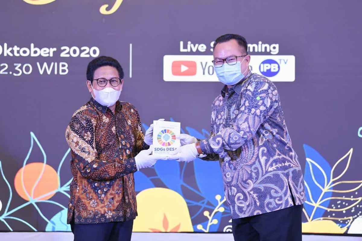 Mendes PDTT saat menerima penghargaan di IPB International Convention Center, Bogor, Jawa Barat, Sabtu (31/10/2020).