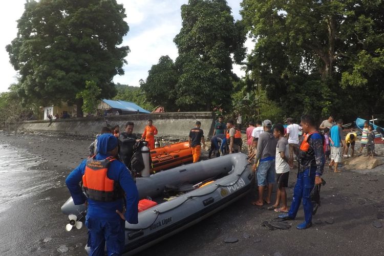 Tim SAR gabungan bersiap untuk mencari seorang nelayan di Dusun Lateri, Desa Tamilow, Kabupaten Maluku Tengah yang hilang terseret gelombang tinggi, Minggu (26/12/2021)