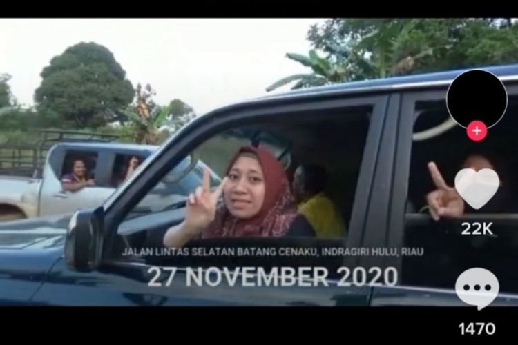 Tangkapan layar video viral Bupati Inhu, Rezita Meylani Yopi saat melintasi jalan rusak sambil umbar janji akan memperbaiki, di jalan lintas Batang Cenaku, Kabupaten Inhu, Riau, Jumat (4/11/2022).
