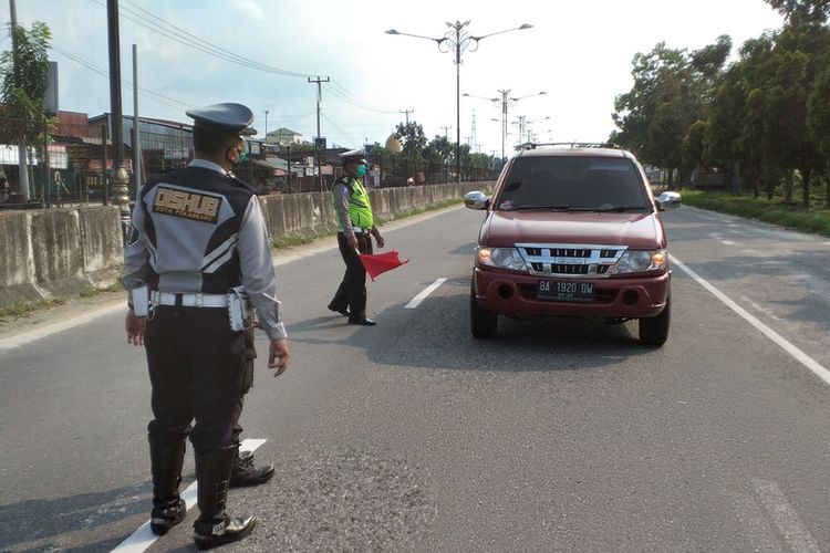 Petugas gabungan dari TNI, Polri dan Dinas Perhubungan melakukan pemeriksaan terhadap kendaraan yang masuk Kota Pekanbaru, Riau, dalam masa PSBB, Sabtu (18/4/2020) lalu.