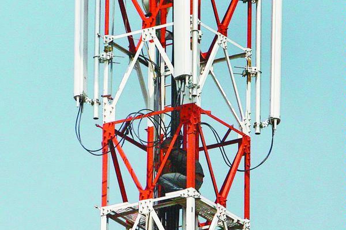 Pekerja memperbaiki menara base transceiver station (BTS) di Bogor Barat, Bogor, Jawa Barat. 