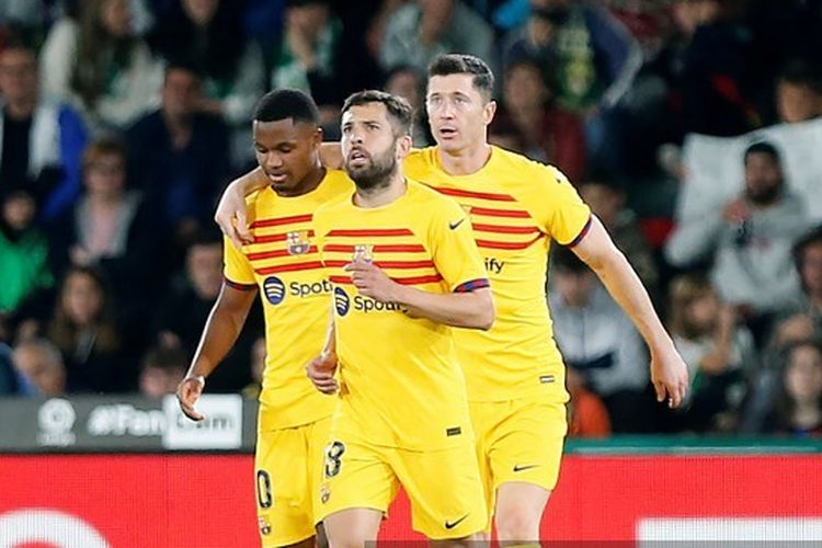 Penyerang Barcelona, Robert Lewandowski (paling kanan), merayakan gol bersama Ansu Fati dan Jordi Alba dalam pertandingan melawan Elche. Laga Elche vs Barcelona pada lanjutan Liga Spanyol 2022-2023 tersebut digelar di Stadion Manuel Martínez Valero, Sabtu (1/4/2023) malam waktu setempat. Terkini, Barcelona akan bertamu ke markas Getafe. Laga Getafe vs Barcelona dijadwalkan berlangsung di Stadion Colisemu Alfonso Perez pada Minggu (16/4/2023) malam WIB. (Foto oleh M. Ramon / AFP)