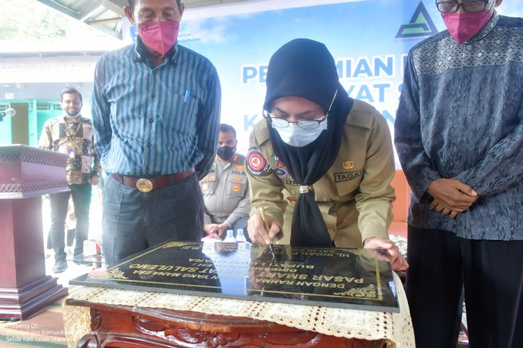 Bupati Luwu Utara Indah Putri Indriani saat meresmikan Pasar Smart Rakyat Salulemo di Desa Salulemo, Kecamatan Baebunta, Kabupaten Luwu Utara, Sulawesi Selatan (Sulsel), yang ditandai dengan penandatanganan prasasti, Kamis (3/12/2021).
