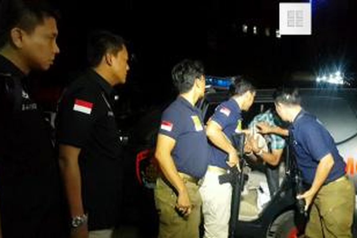 Terduga pelaku pembunuhan ibu dan anak di Cakung saat digiring anggota Subdit Resmob Polda Metro Jaya, Kamis (15/10/2015) malam.