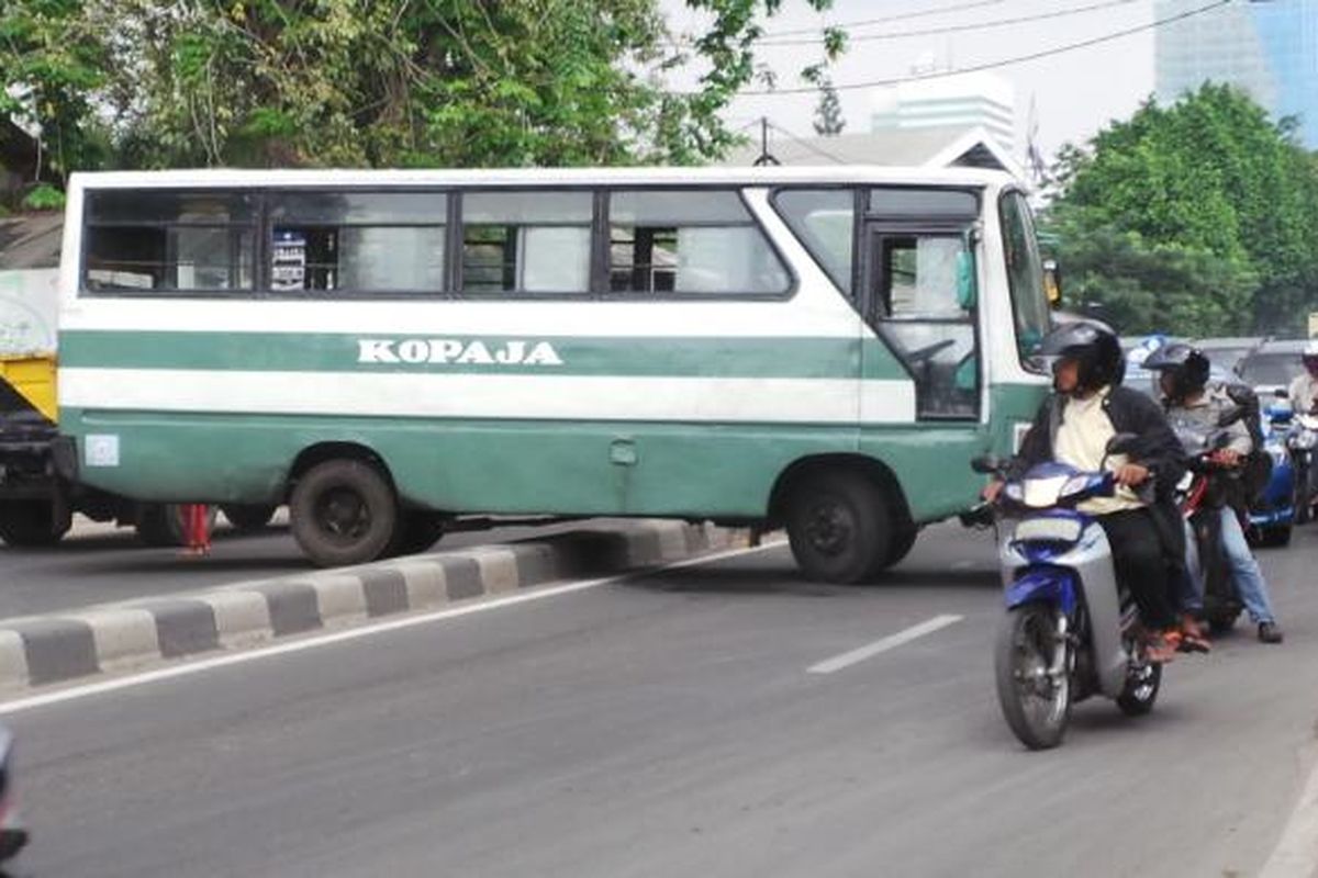 Kopaja 502 jurusan Kampung Melayu-Tanah Abang melintang di median jalan Brigjend Katamso, Jakarta Barat, Sabtu (21/6/2014). Akibatnya arah Tanah Abang-Kemanggisan macet total dan sebaliknya.