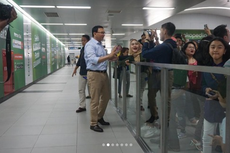 Naik MRT Jakarta, Ahok Diserbu Warga untuk Foto Bersama