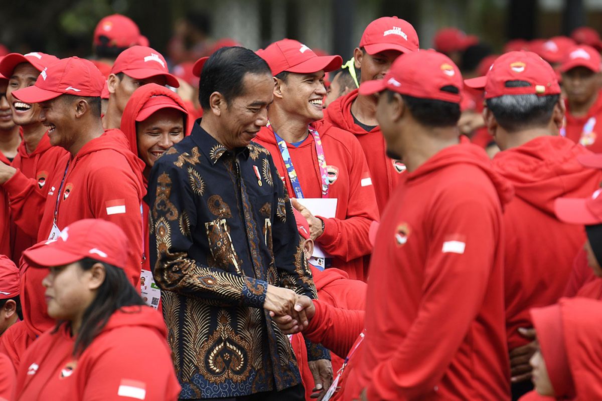Presiden Joko Widodo (tengah) menyapa atlet-atlet Para Games usai upacara pelepasan kontingen Indonesia untuk Para Games ke-3 Tahun 2018 di halaman belakang Istana Merdeka, Jakarta, Selasa (2/10/2018). Presiden melepas 296 atlet dari 18 cabang olahraga yang akan berlaga dalam Asian Para Games ke-3 Tahun 2018 pada 6-13 Oktober mendatang.