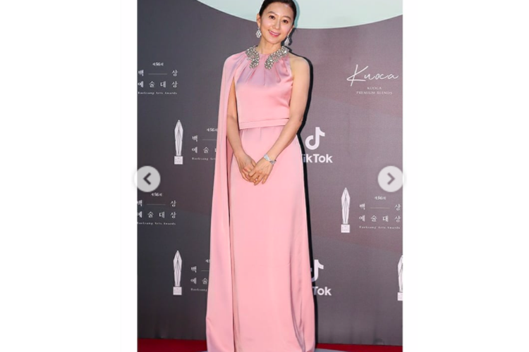 Kim Hee Ae tampil sangat lembut dengan balutan gaun berwarna merah muda pastel Baeksang Arts Awards 2020.