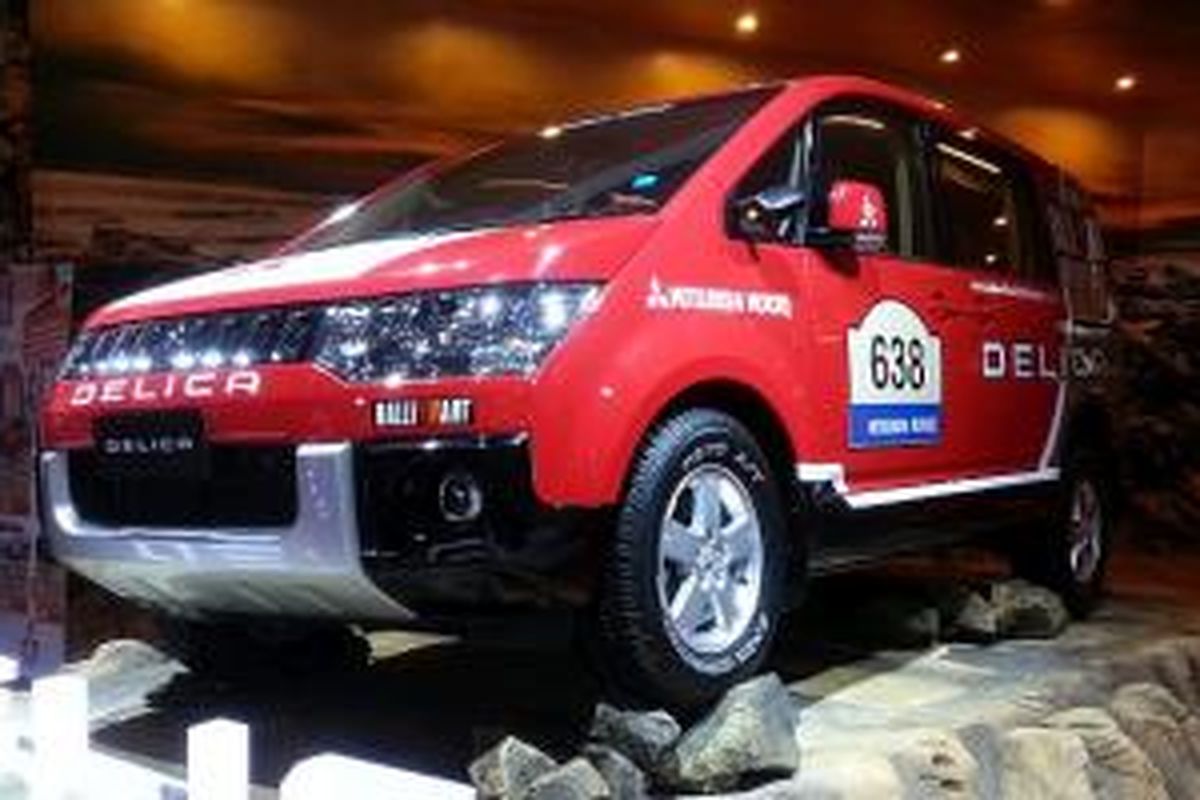 Mitsubishi Delica tampil apik dengan kostum Dakar