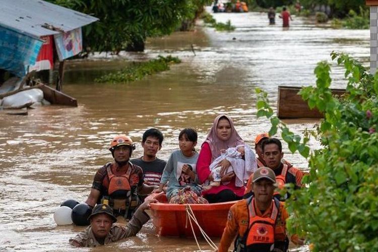 Tim SAR gabungan mengevakuasi warga terdampak banjir di Kecamatan Suli, Kabupaten Luwu, Sulawesi Selatan, Jumat (3/5/2024).