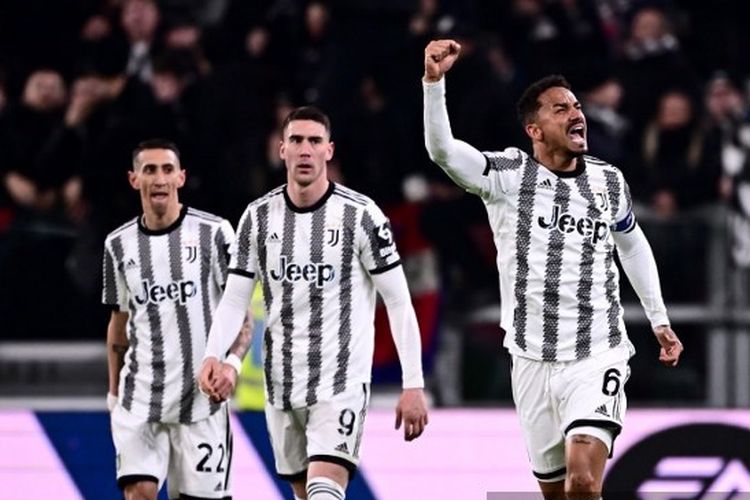 Bek Juventus Danilo (kanan) merayakan golnya ke gawang Torino pada laga pekan ke-24 Liga Italia 2022-2023 di Stadion Allianz, Turin, Rabu (1/3/2023) dini hari WIB.