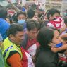 Warga Berdesakan dan Berebut Bantuan Jokowi, Wanita Hamil Terjatuh, Anak-anak Menangis