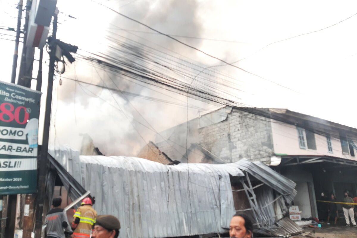 Satu toko di Jalan Wahid Hasyim, Condongcatur, Kapanewon Depok, Kabupaten Sleman terbakar, Senin (9/12/2024). Petugas pemadam kebakaran saat berusaha memadamkan api.