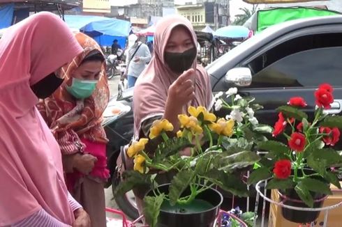 Sekolah Ditutup, Pemilik Kantin Ini Banting Setir Jadi Pedagang Bunga Plastik
