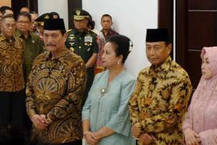 Menteri Koordinator Bidang Politik, Hukum Keamanan Wiranto dan Menteri Kemaritiman Luhut Binsar Pandjaitan di Kantor Kemenko Polhukam, Jakarta, Kamis (28/7/2016).