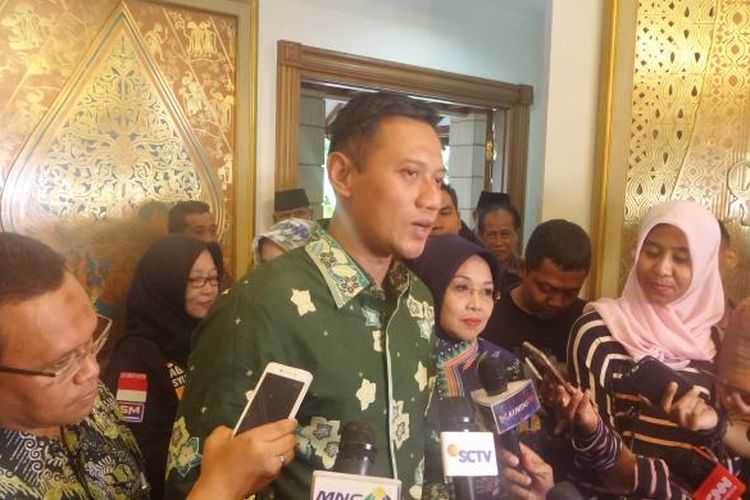 Cagub-cawagub DKI Jakarta Agus Harimurti Yudhoyono-Sylviana Murni usai sowan ke kediaman BJ Habibie di Jakarta Selatan, Minggu (29/1/2017)