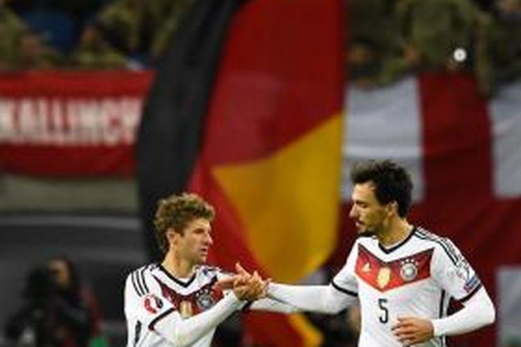 Mats Hummels (kanan) memberikan selamat kepada Thomas Mueller, yang mencetak gol ke gawang Georgia pada partai terakhir kualifikasi Piala Eropa 2016 di Red Bull Arena, Leipzig, Minggu (11/10/2015).