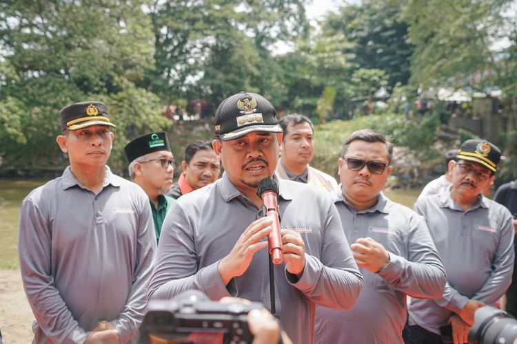 Wali Kota Medan Bobby Nasution saat menyampaikan keterangan pers terkait denda Rp10 juta soal buang sampah ke sungai 