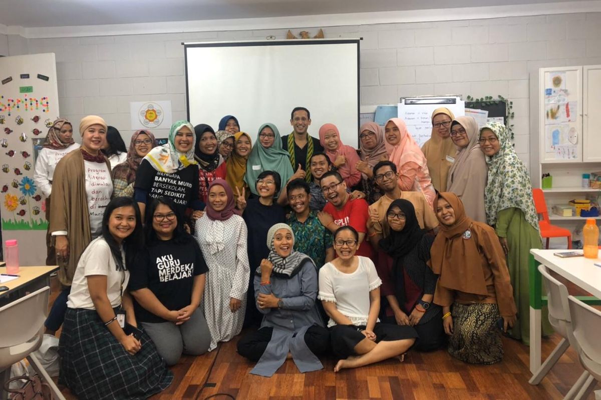 Mendikbud Nadiem Makarim saat berfoto bersama peserta  acara Temu Pendidik Nusantara, Sabtu (26/10/2019) di Sekolah Cikal, Cilandak, Jakarta. 