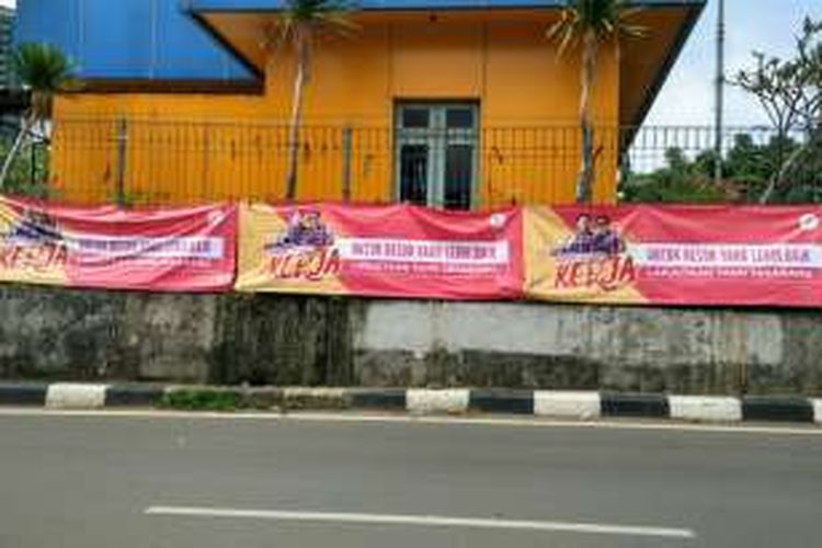 Tiga spanduk pasangan cagub-cawagub Basuki Tjahaja Purnama (Ahok)-Djarot Saiful Hidayat terpasang di pagar Rumah Pompa Underpass Pramuka milik Suku Dinas Pekerjaan Umum Tata Air Jakarta Pusat, Jalan Pramuka Raya, Jumat (6/1/2017).