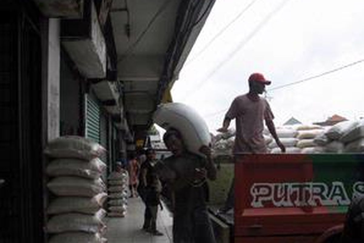 Suasana pasar beras di Kota Cirebon, Senin (21/12/2009).
