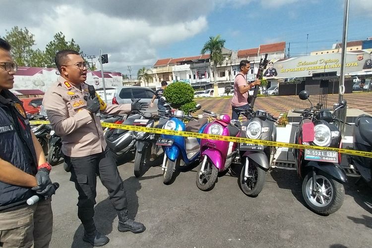 Kepala Polresta Tasikmalaya, Jawa Barat, AKBP Joko Sulistiono, menunjukkan kelima tersangka spesialis pencuri motor dan 21 motor curian sebagai barang bukti di kantornya, Selasa (4/6/2024).