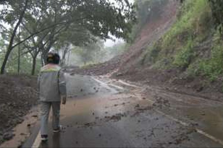 Salah satu titik lonmgsor yang menutup jalur utama yang menghubungkan Trenggalek-Ponorogo (23/11/2016)