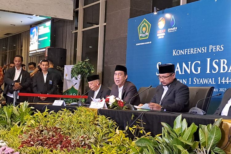 Ketua Komisi VIII DPR Ashabul Kahfi dalam jumpa pers keputusan sidang Isbat penetapan Lebaran 2023 di Kantor Kemenag, Jakarta Pusat, Kamis (20/4/2023). 
