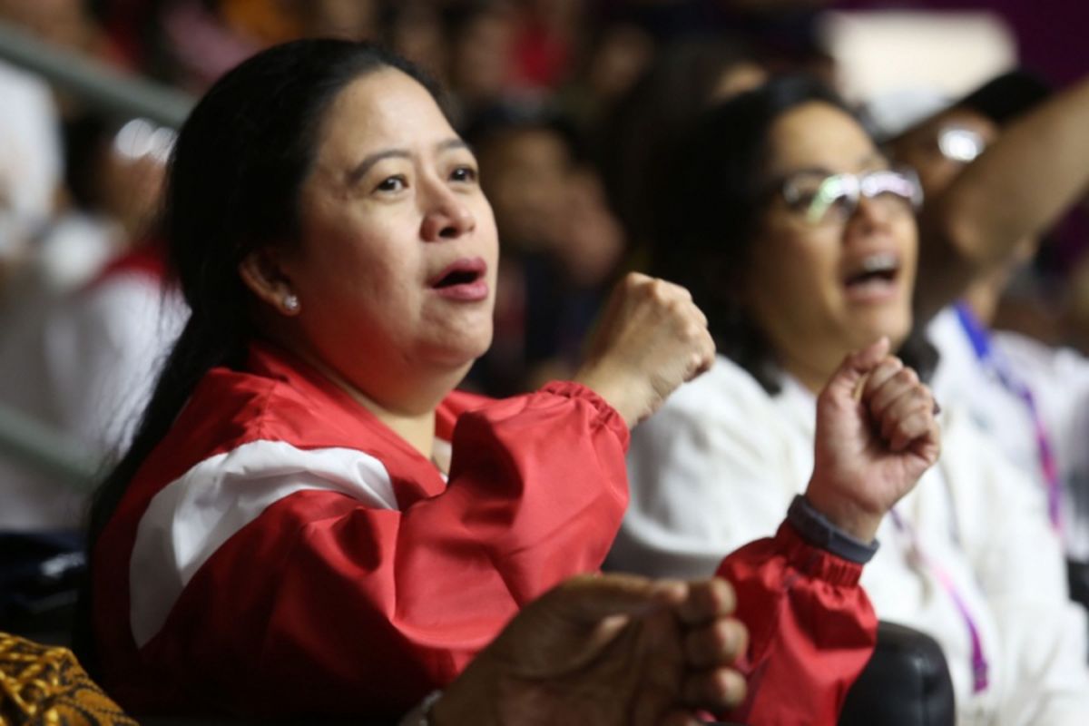 Menko PMK Puan Maharani saat menonton Timnas Basket Putera Indonesia bertanding melawan Tim Korea Selatan, di Hall Basket Komplek GBK, Senayan, Jakarta, Selasa (15/8/2018) malam.