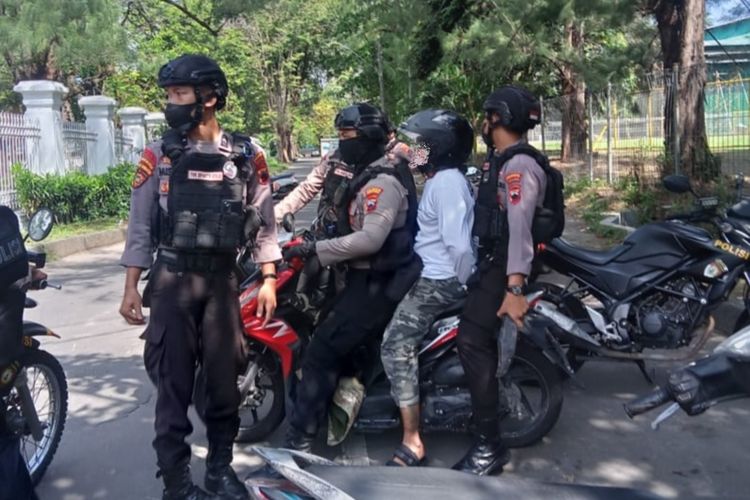 Satu anggota organisasi masyarakat (ormas) saat diamankan, karena ancam polisi dengan senjata tajam saat ambil alih lahan parkir suporter di Stadion Manahan Kota Solo, Jawa Tengah.